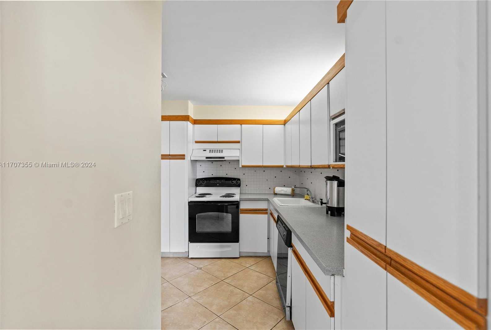 Small Image of 5005 COLLINS AVE #425, Miami Beach Number 10