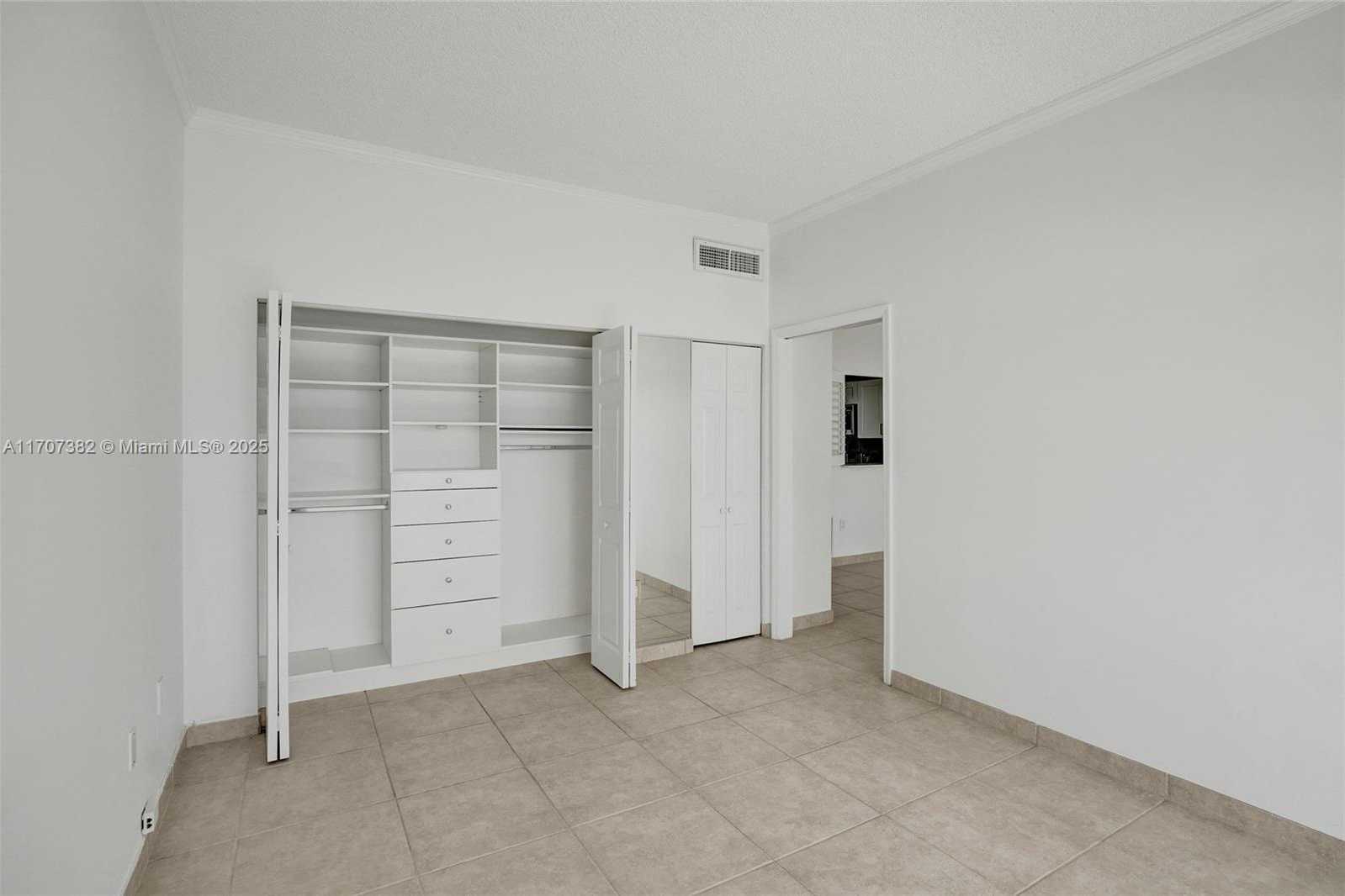 Small Image of 500 BAYVIEW DR #118, Sunny Isles Beach Number 18