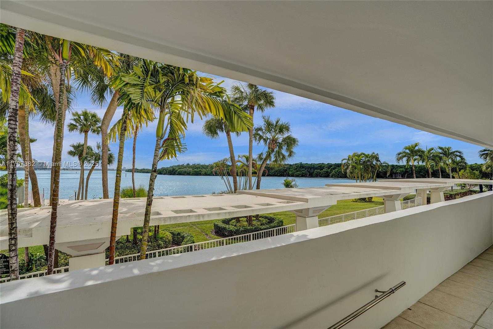Small Image of 500 BAYVIEW DR #118, Sunny Isles Beach Number 2