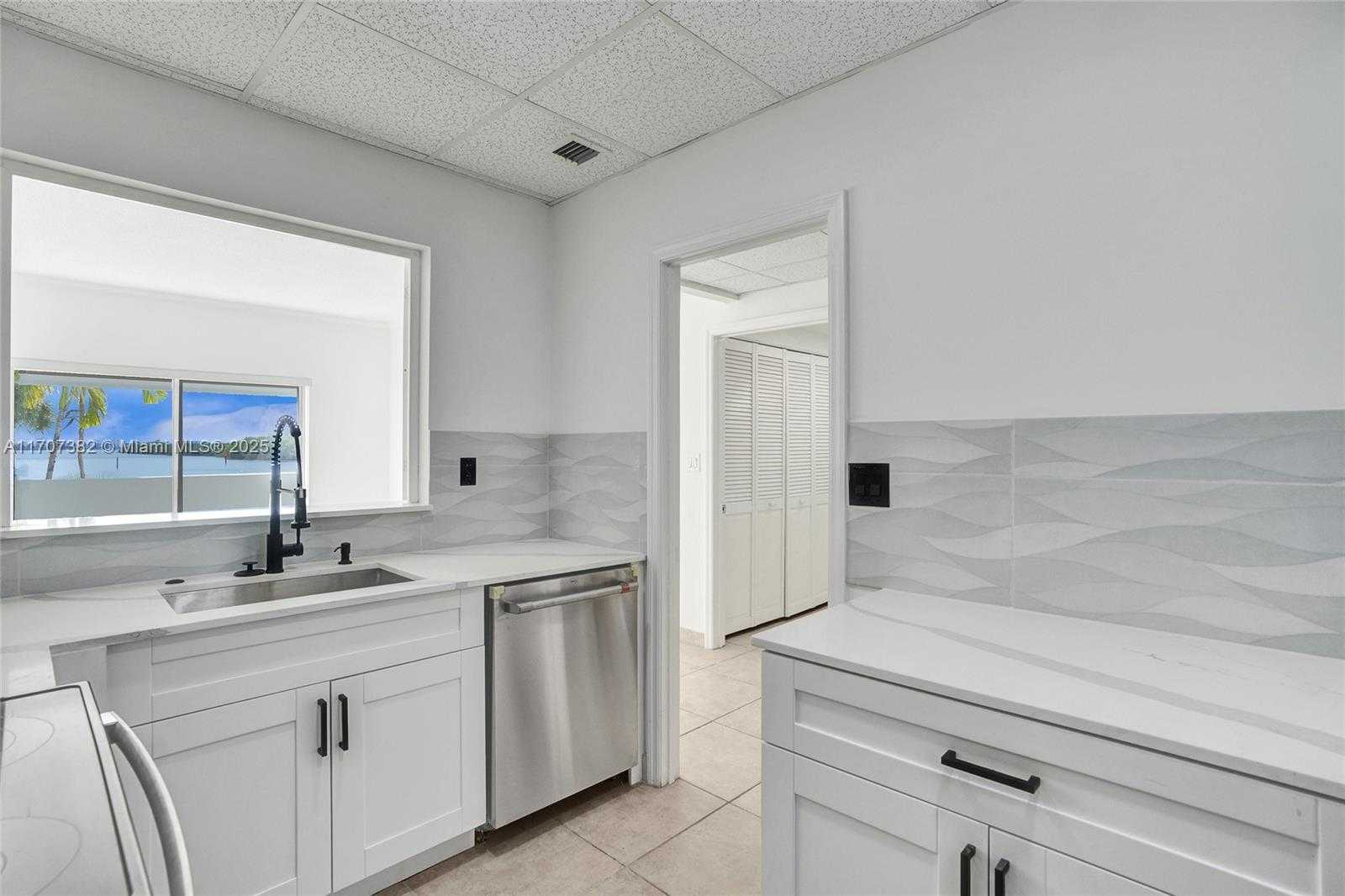 Small Image of 500 BAYVIEW DR #118, Sunny Isles Beach Number 3