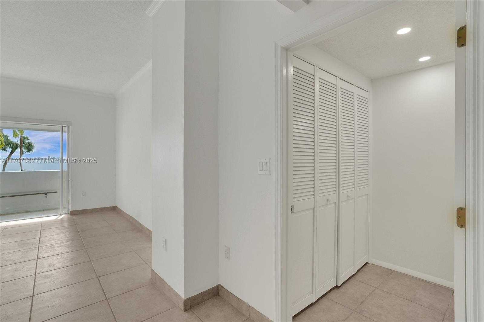Small Image of 500 BAYVIEW DR #118, Sunny Isles Beach Number 30