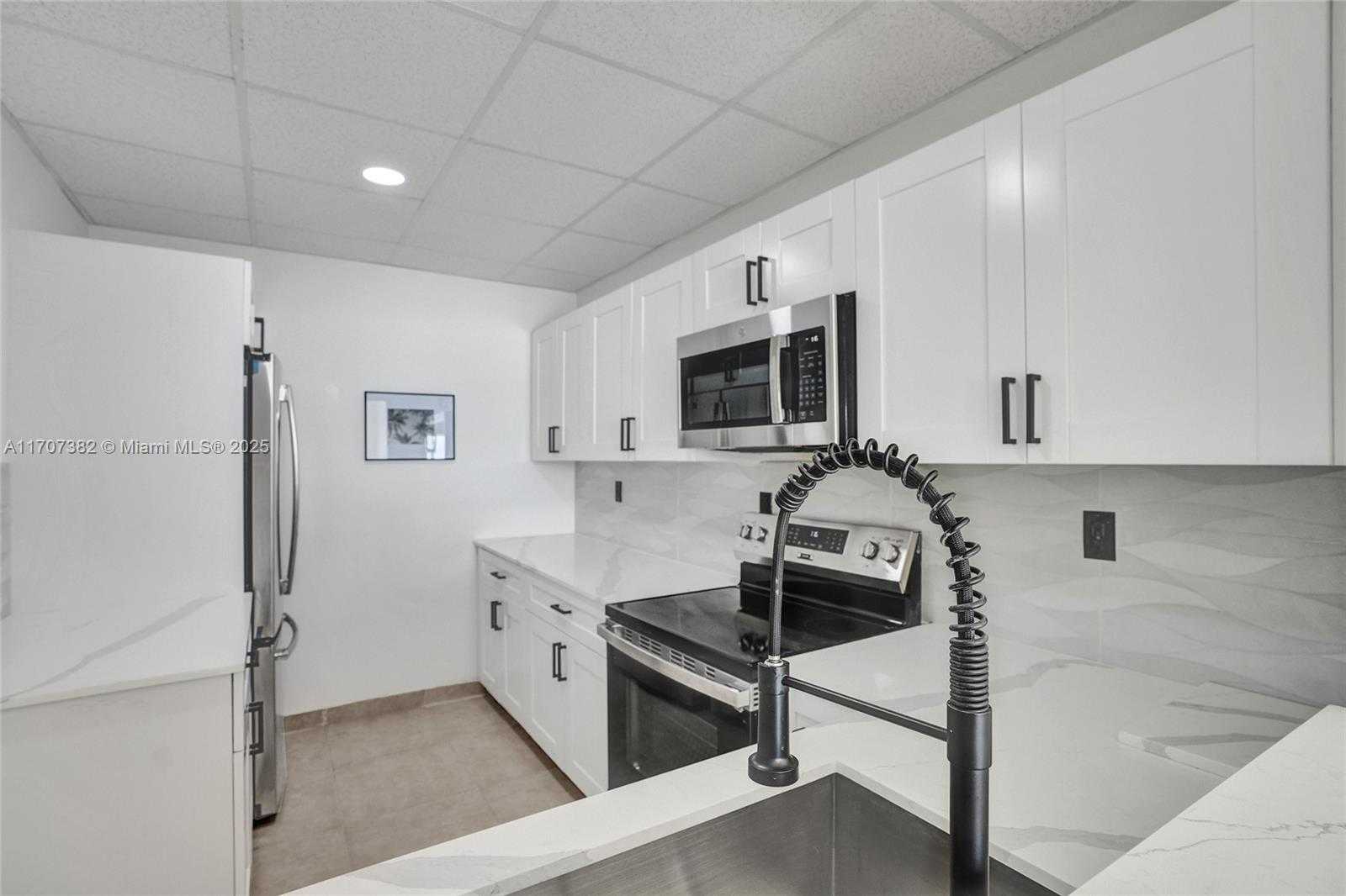 Small Image of 500 BAYVIEW DR #118, Sunny Isles Beach Number 4