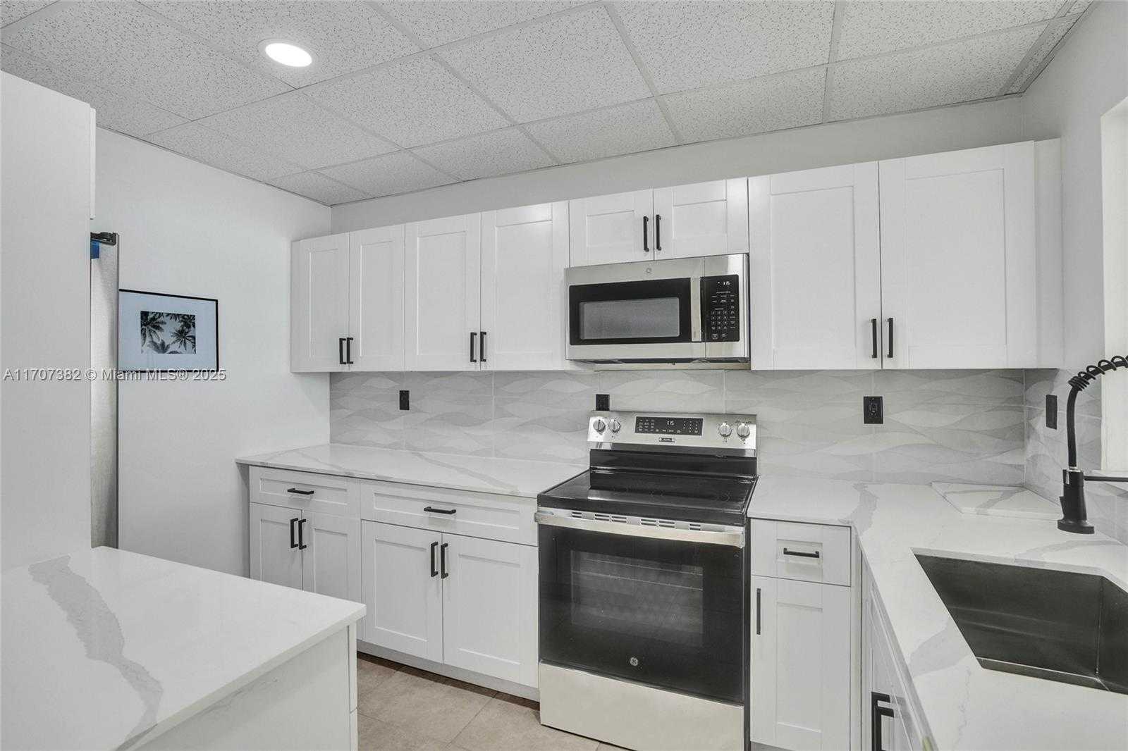 Small Image of 500 BAYVIEW DR #118, Sunny Isles Beach Number 5
