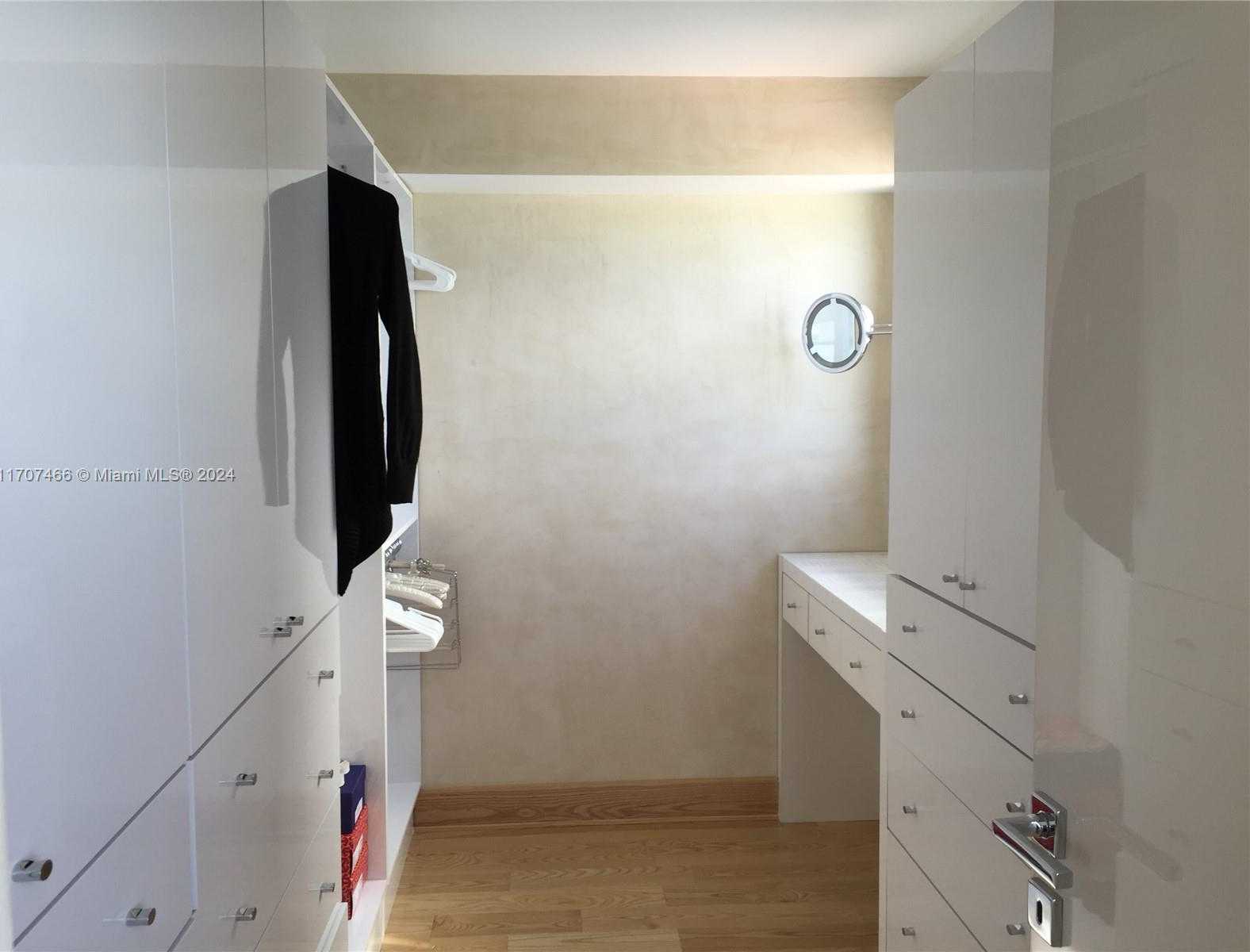 Small Image of 6039 COLLINS AVE #925, Miami Beach Number 13