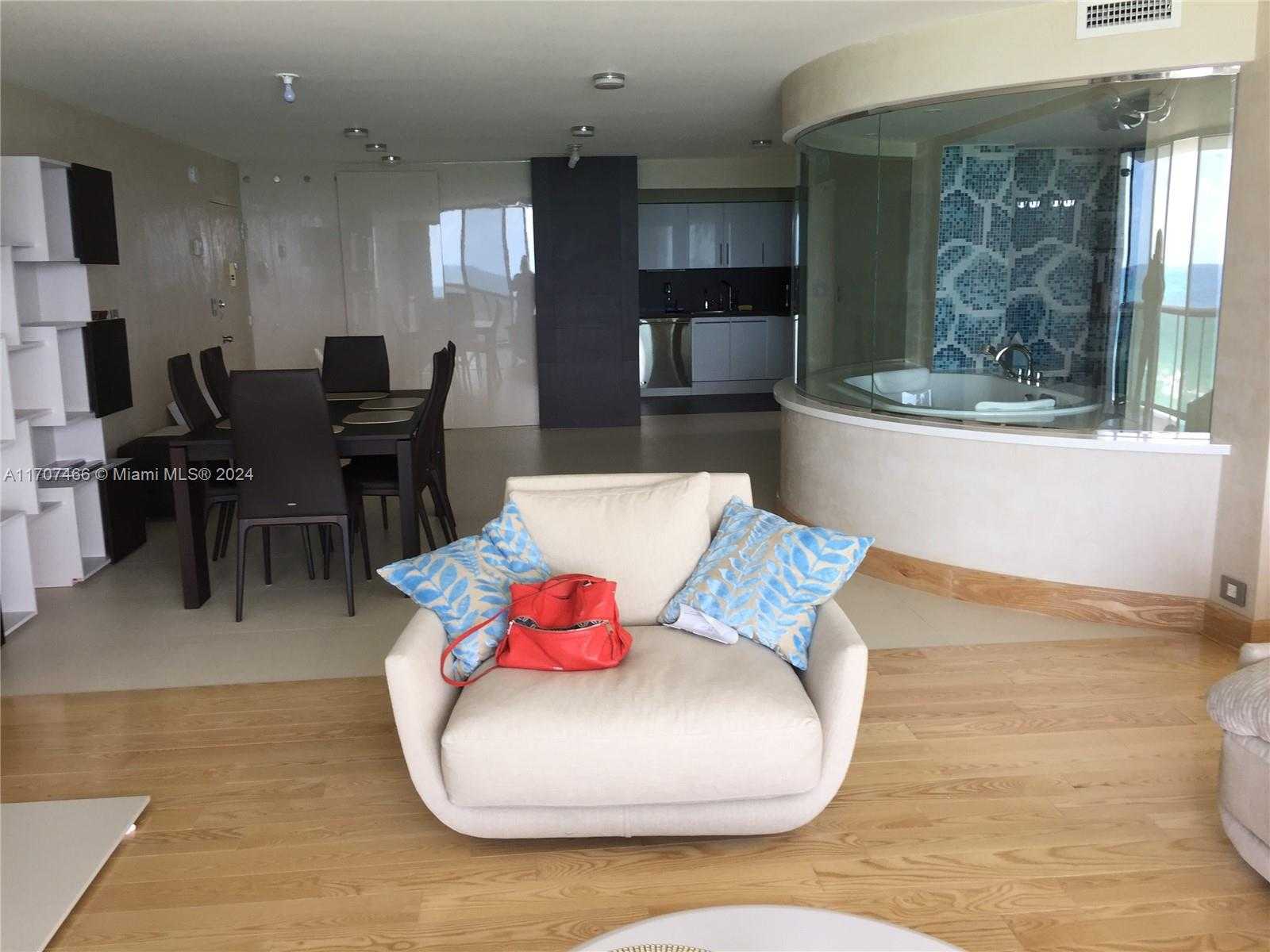 Small Image of 6039 COLLINS AVE #925, Miami Beach Number 3