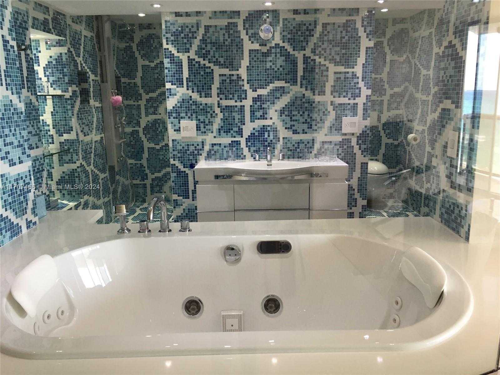 Small Image of 6039 COLLINS AVE #925, Miami Beach Number 4