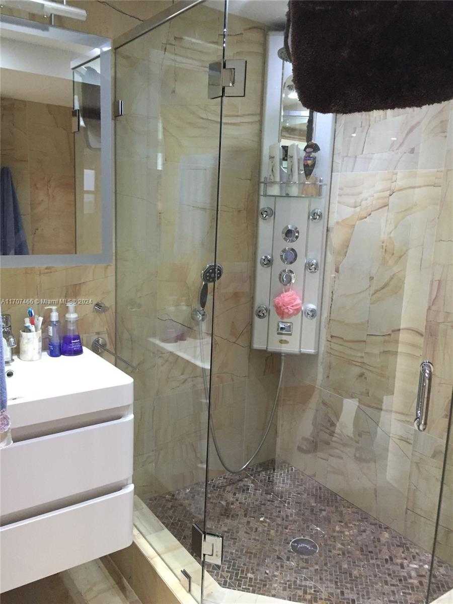 Small Image of 6039 COLLINS AVE #925, Miami Beach Number 8