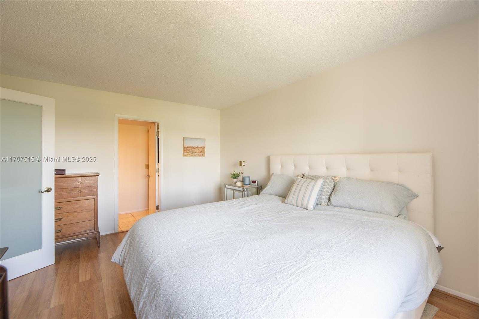 Small Image of 300 DIPLOMAT PKWY #711, Hallandale Beach Number 22