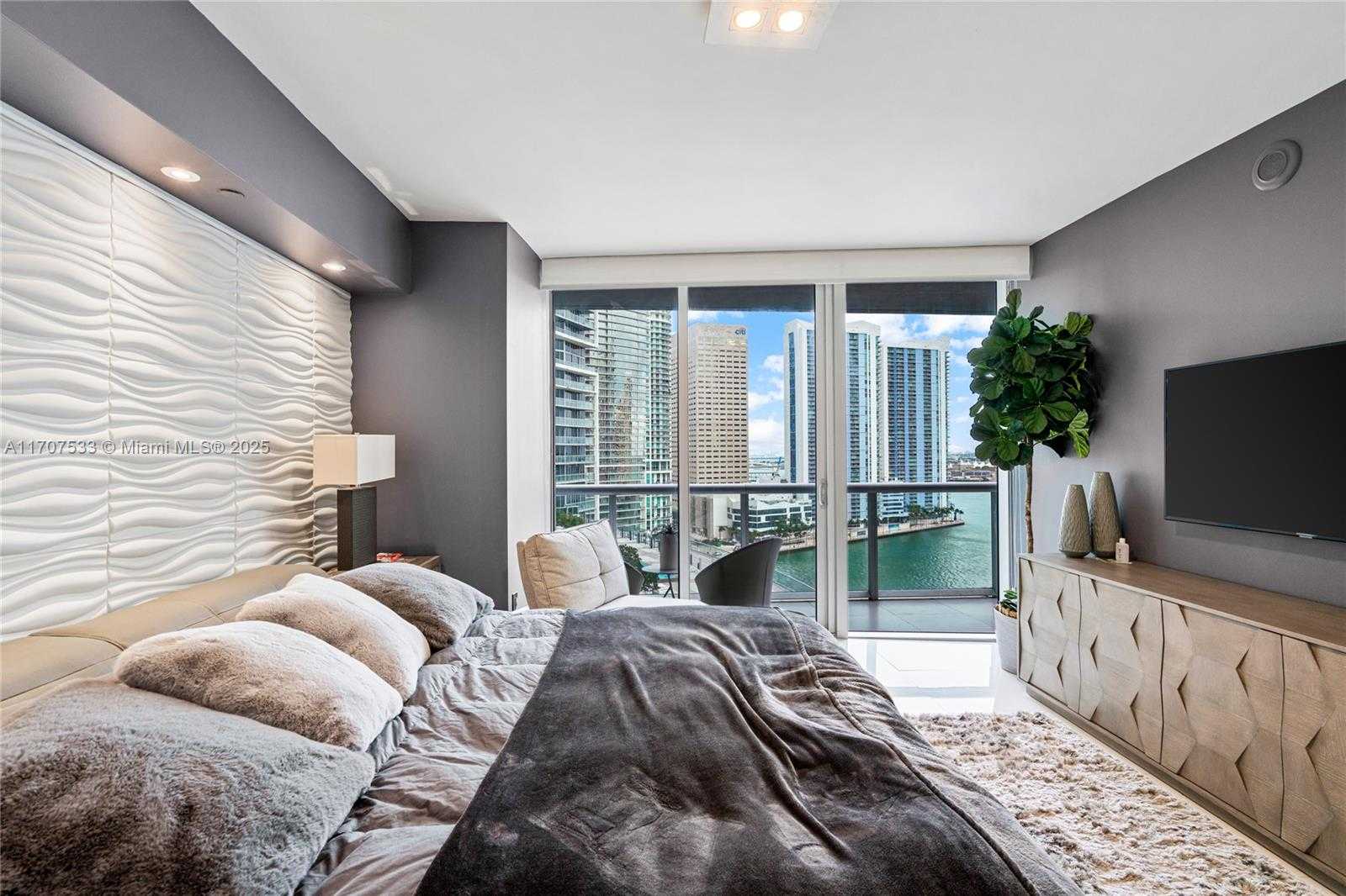 Small Image of 495 BRICKELL AVE #1702, Miami Number 24