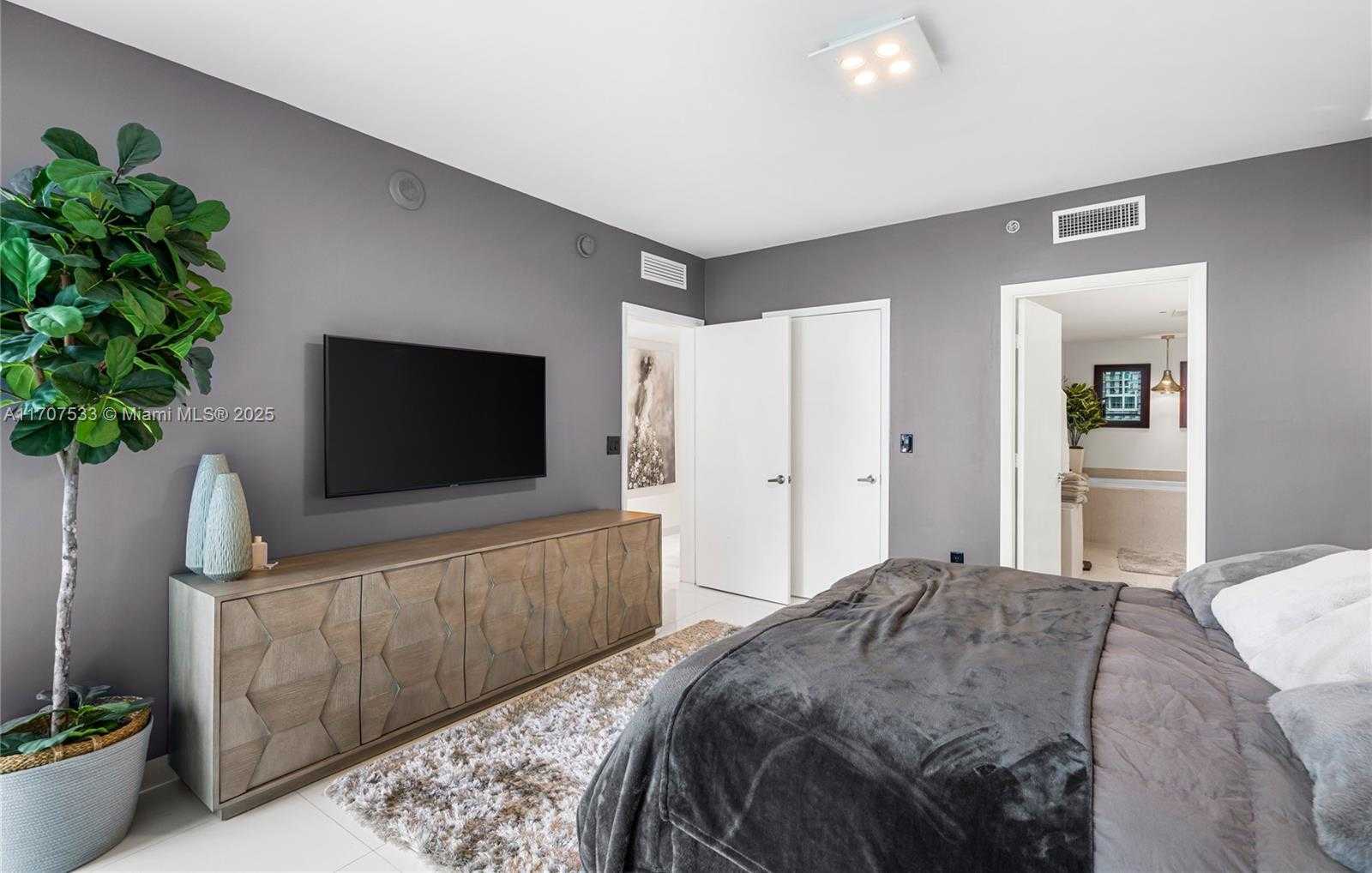 Small Image of 495 BRICKELL AVE #1702, Miami Number 27