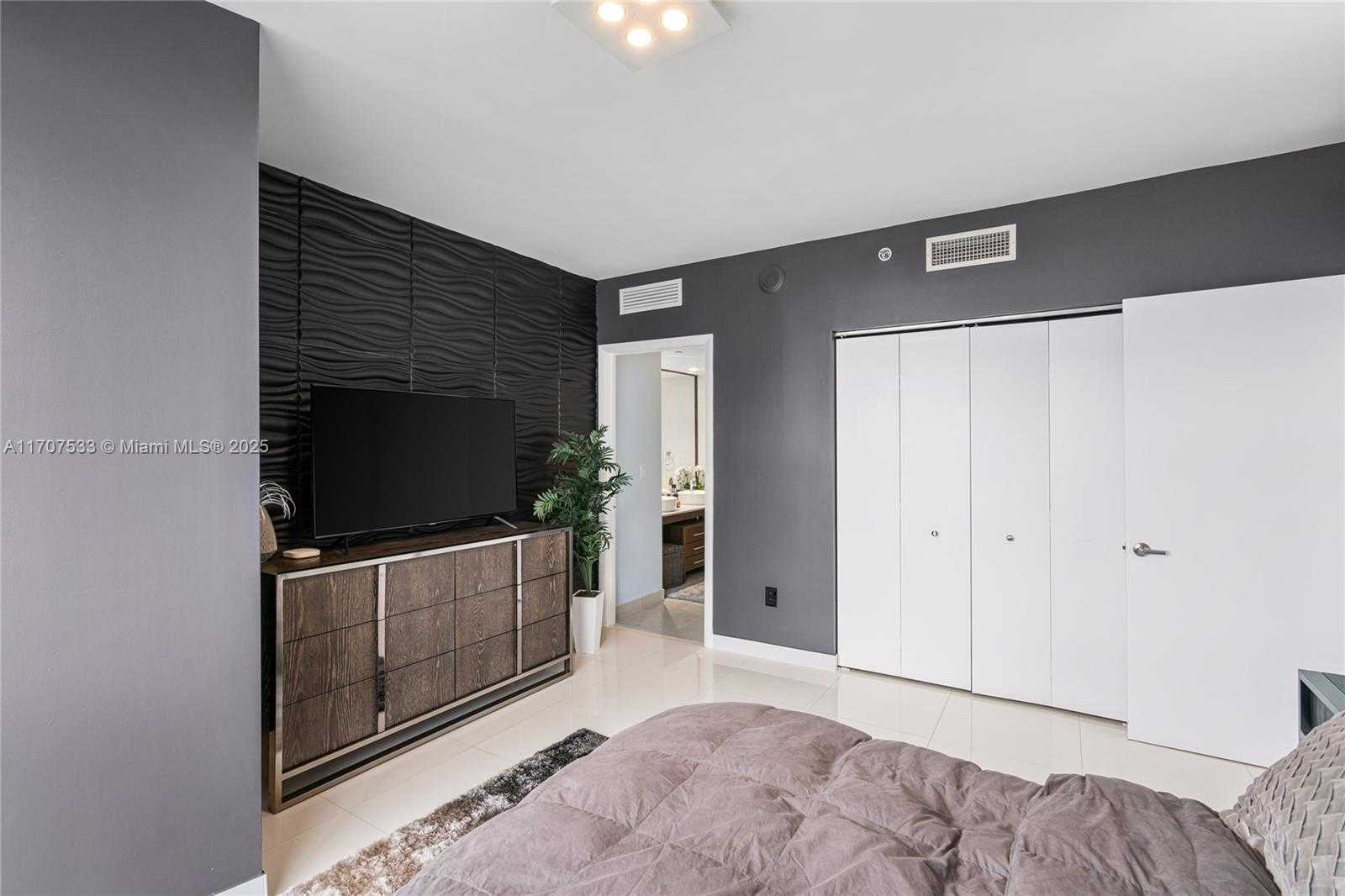 Small Image of 495 BRICKELL AVE #1702, Miami Number 29