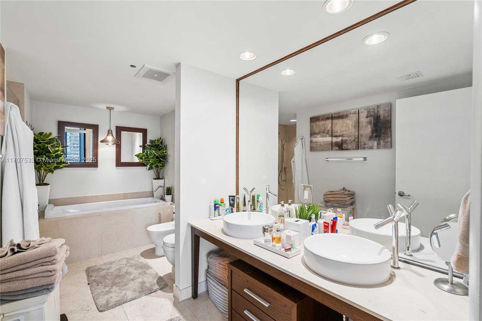 Small Image of 495 BRICKELL AVE #1702, Miami Number 32