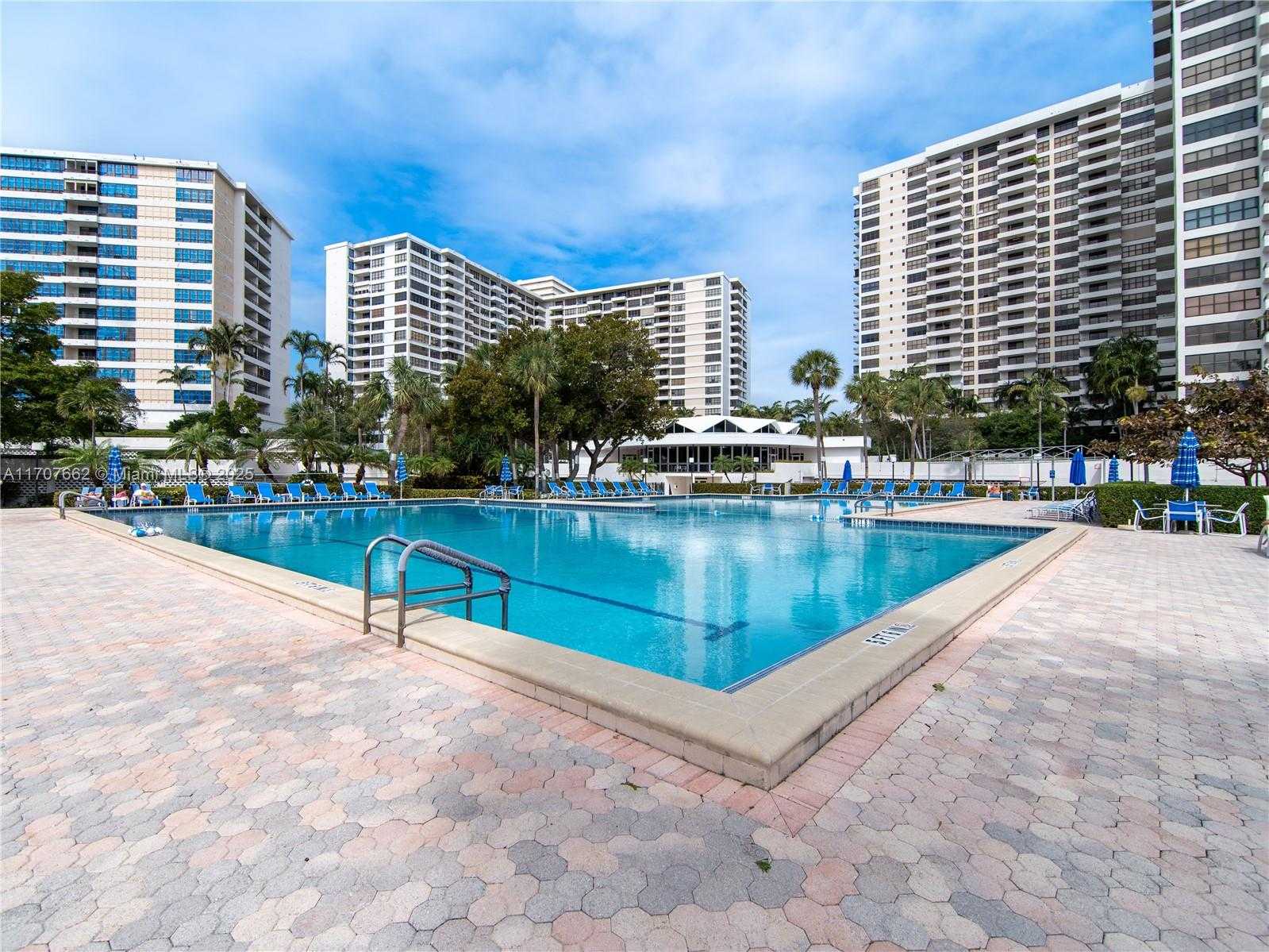 Small Image of 2500 PARKVIEW DR #2312, Hallandale Beach Number 3
