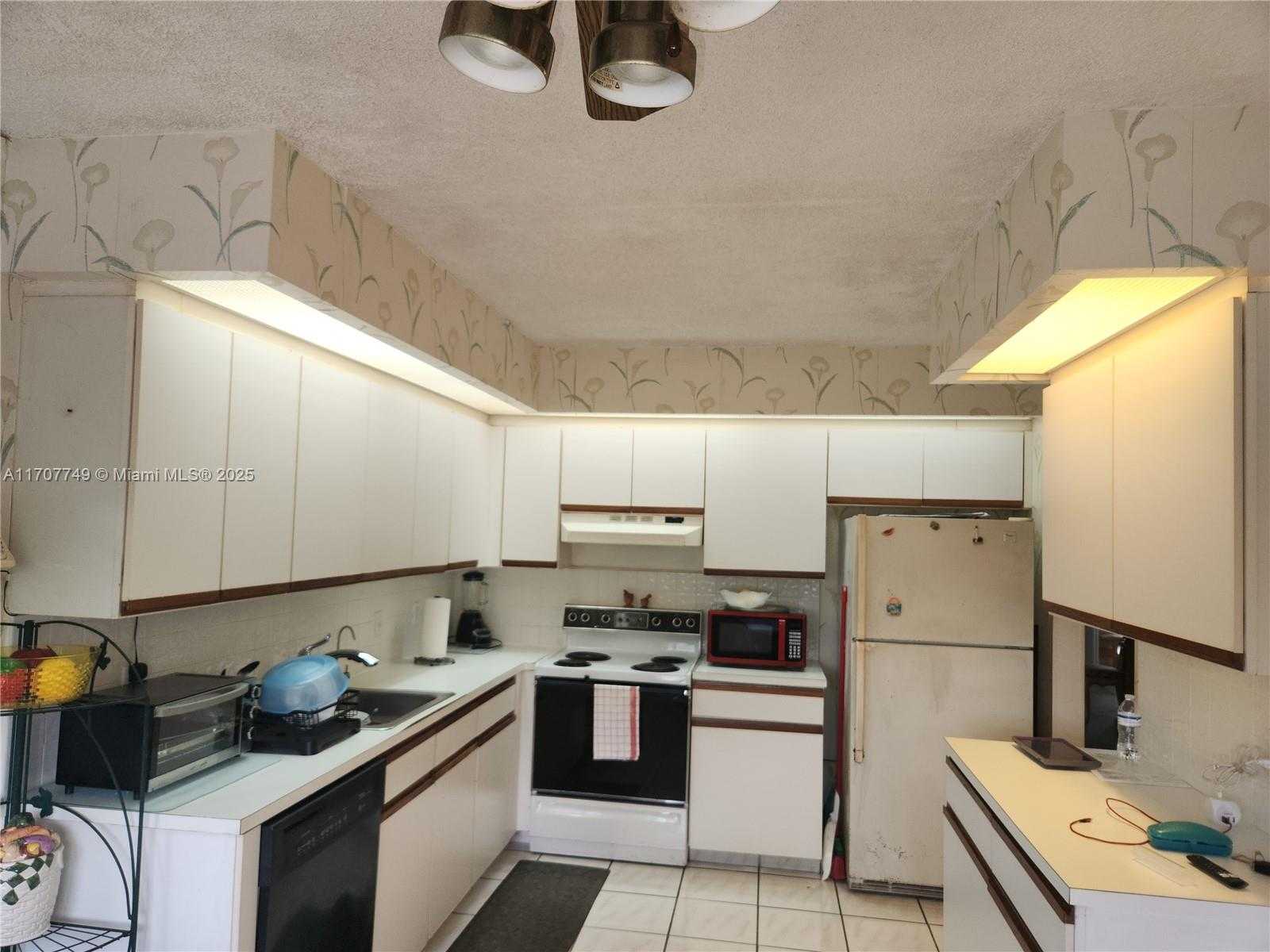 Small Image of 12600 SOUTH WEST 5TH CT #301L, Pembroke Pines Number 8