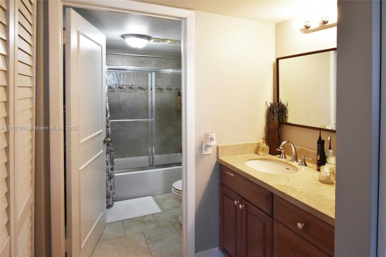 Small Image of 540 BRICKELL KEY DR #815, Miami Number 19