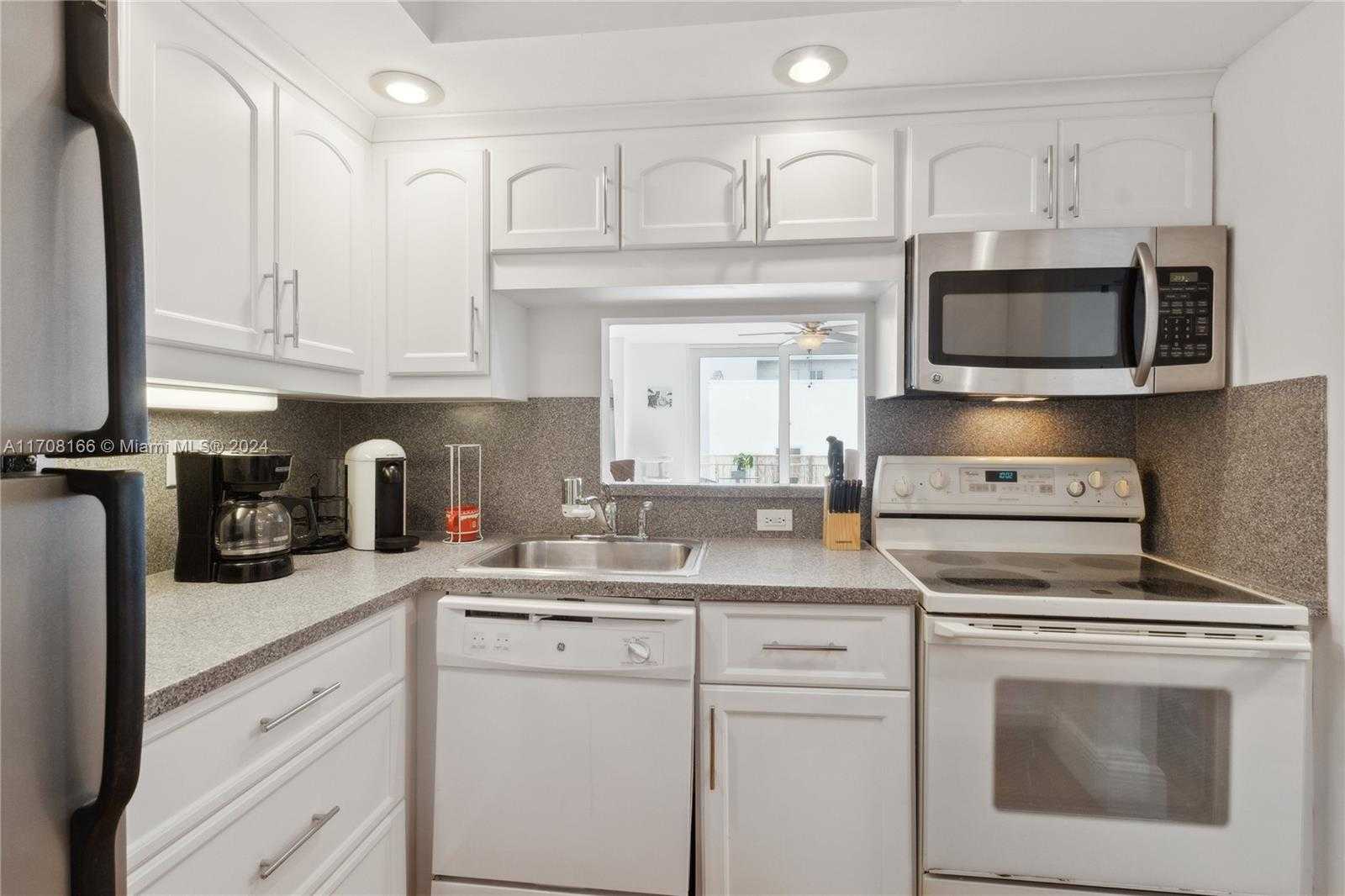 Small Image of 345 OCEAN DRIVE #414, Miami Beach Number 10