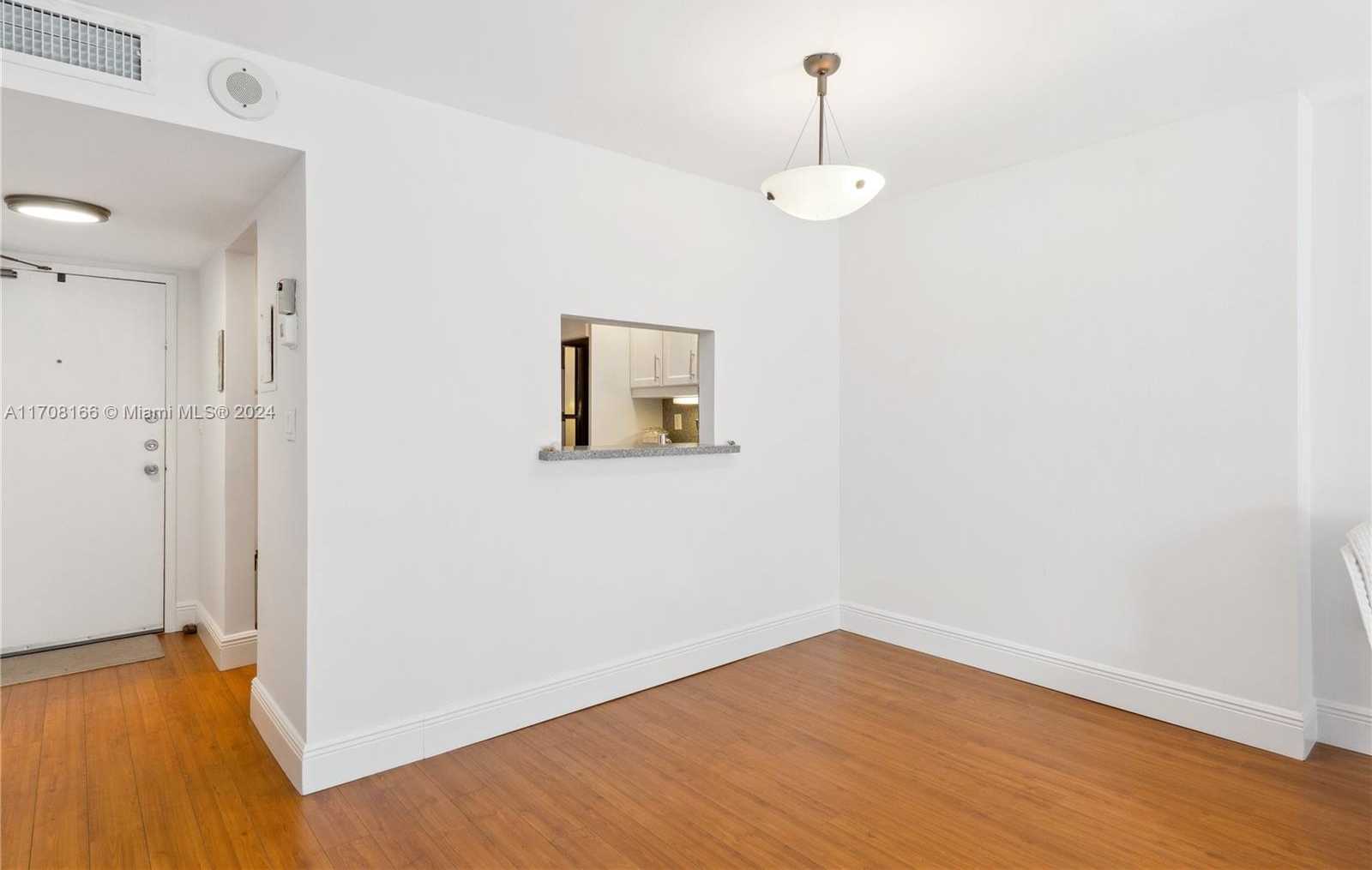 Small Image of 345 OCEAN DRIVE #414, Miami Beach Number 4