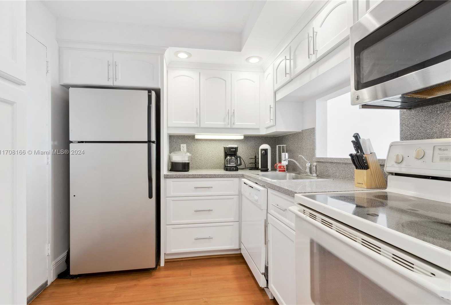 Small Image of 345 OCEAN DRIVE #414, Miami Beach Number 9