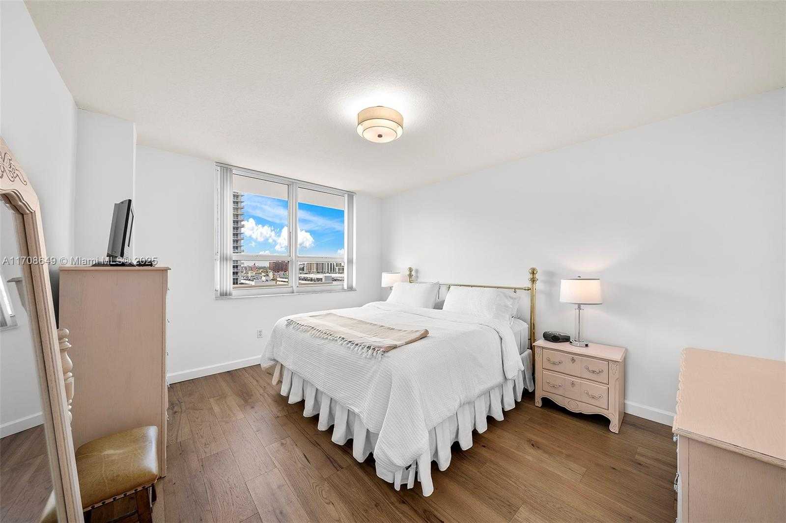 Small Image of 2000 NORTH BAYSHORE DR #1502, Miami Number 17