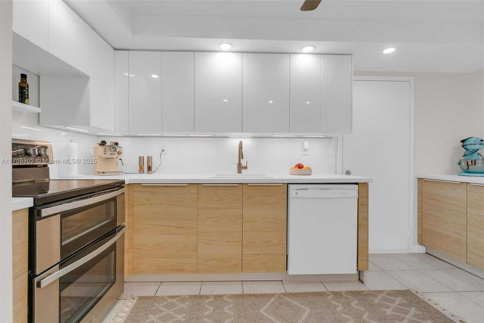 Small Image of 17720 NORTH BAY ROAD #802, Sunny Isles Beach Number 4