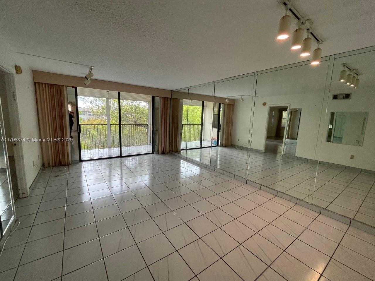Small Image of 6800 CYPRESS RD #511, Plantation Number 4