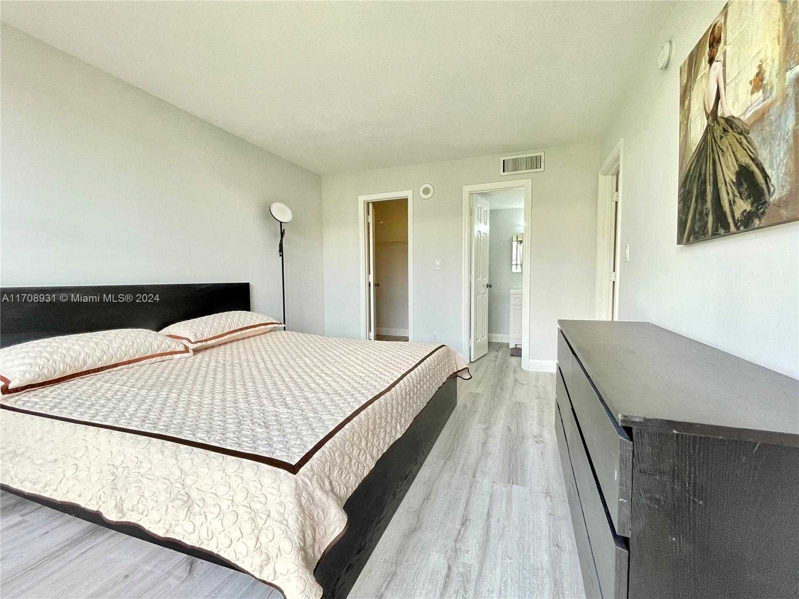 Small Image of 17021 N Bay Rd, Sunny Isles Beach, FL 33160, USA Number 10
