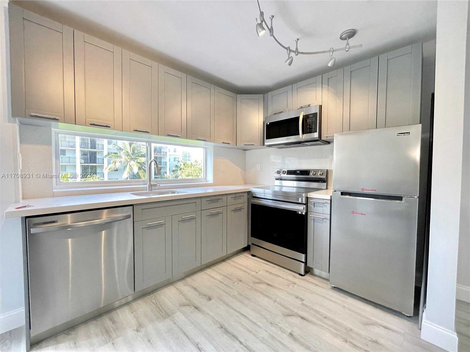 Small Image of 17021 N Bay Rd, Sunny Isles Beach, FL 33160, USA Number 2