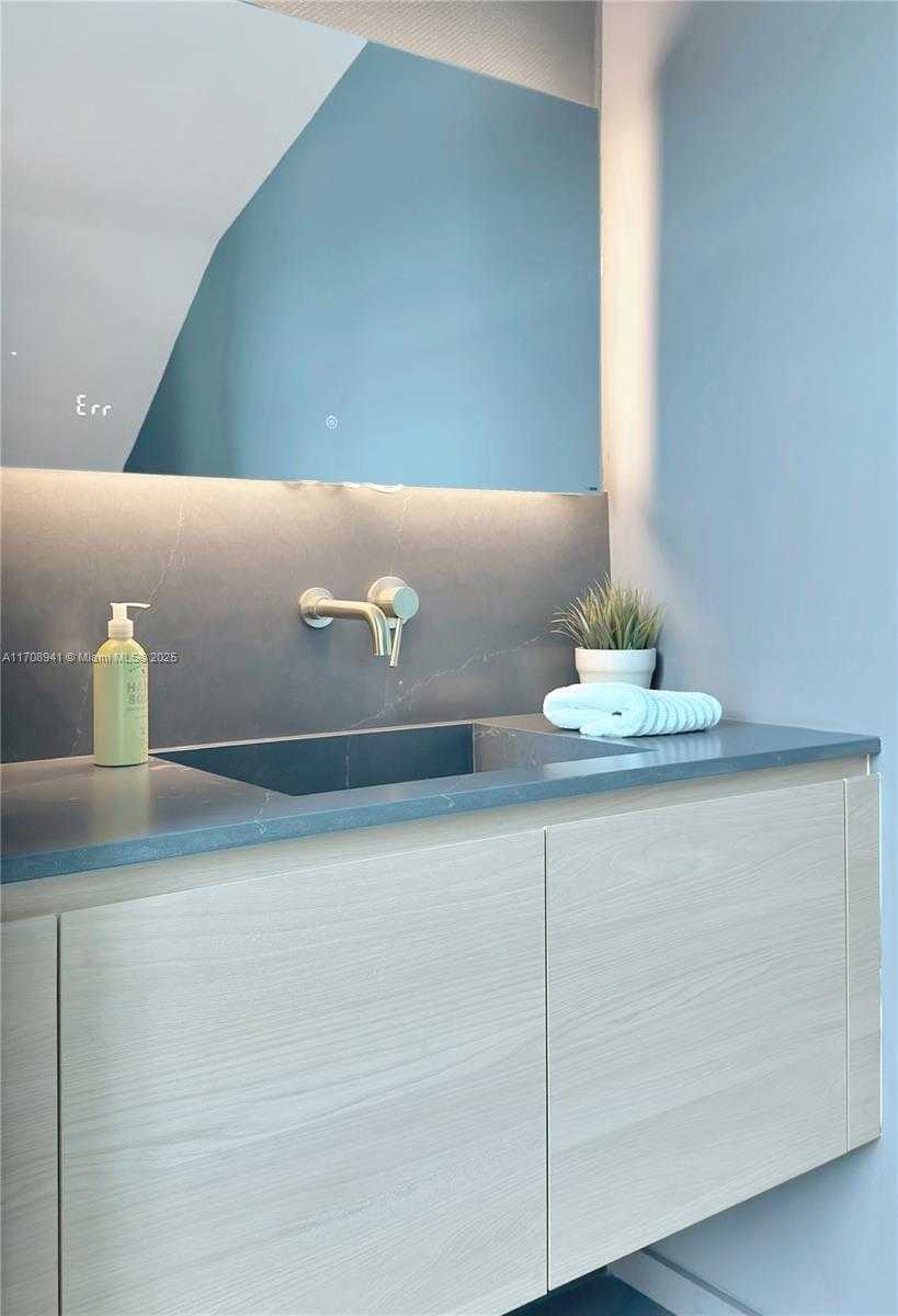 Small Image of 734 MICHIGAN AVE #7 and 6, Miami Beach Number 15