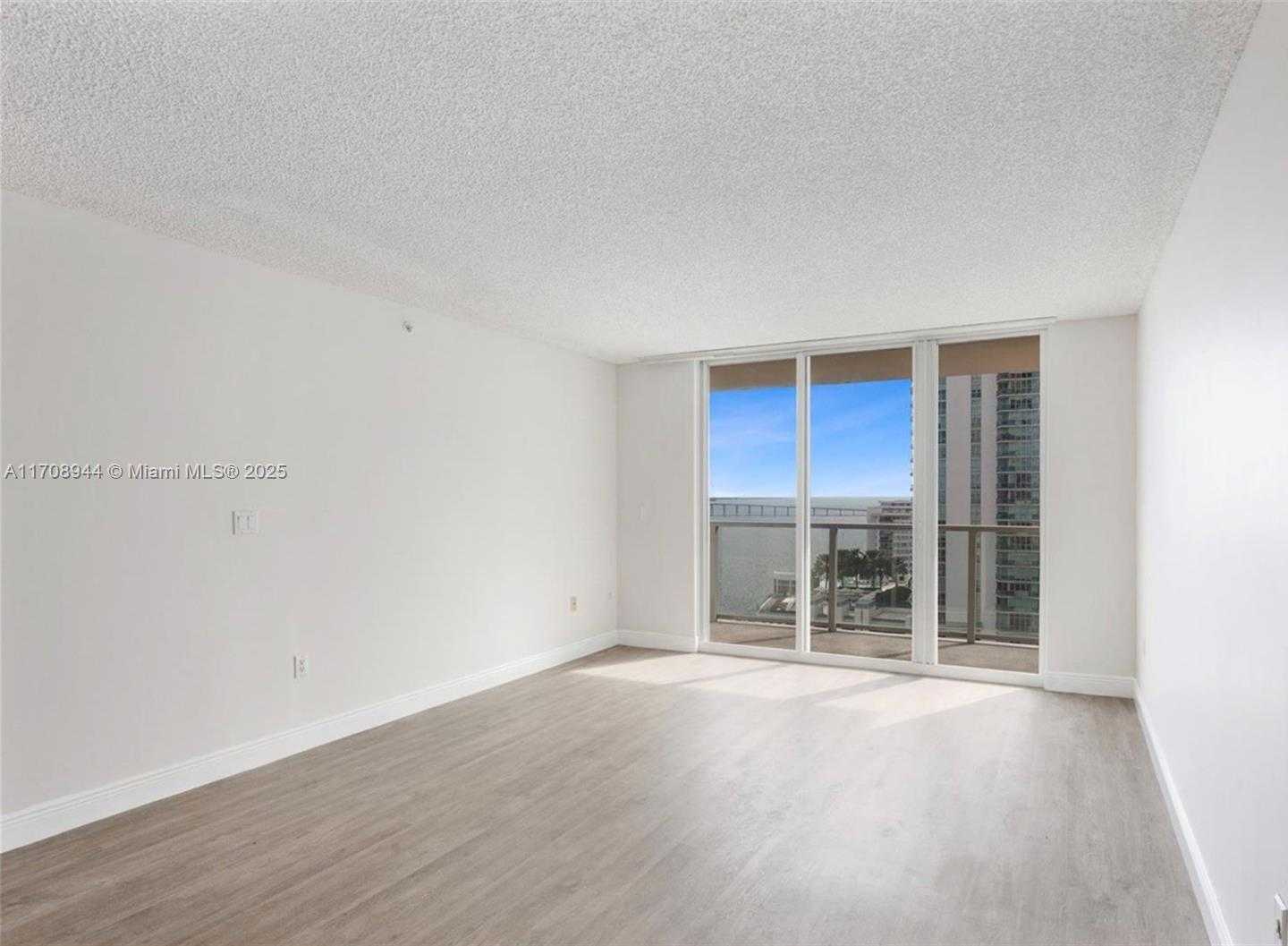 Small Image of 1155 BRICKELL BAY DR #1705, Miami Number 3
