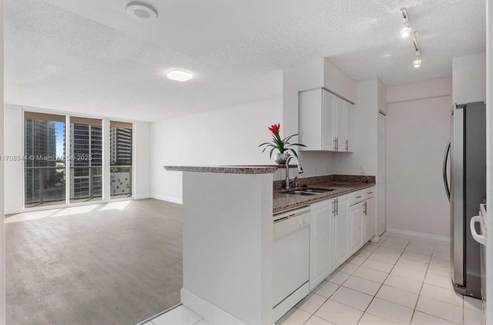 Small Image of 1155 BRICKELL BAY DR #1705, Miami Number 4
