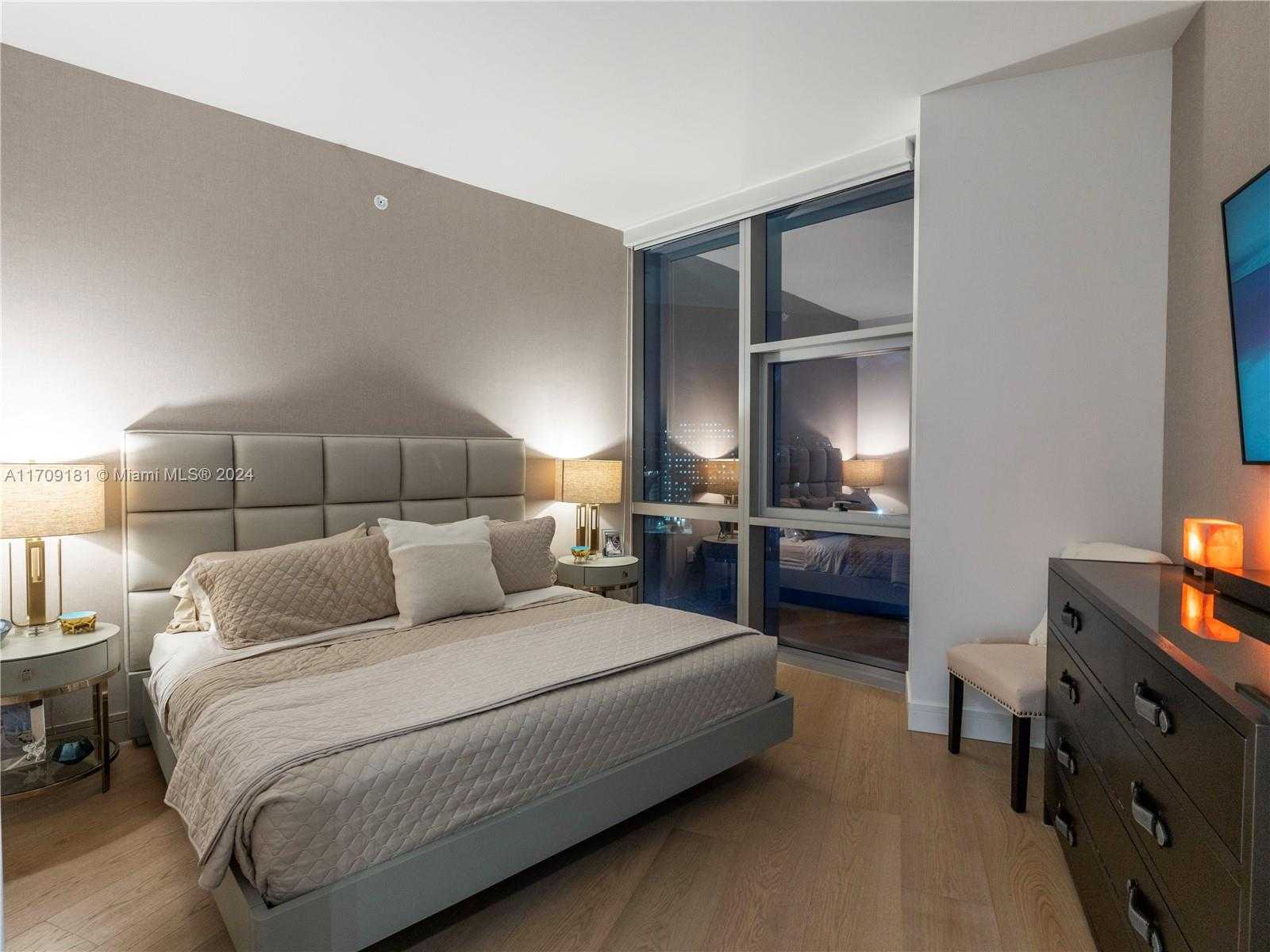 Small Image of 851 NE 1st Ave, Miami, FL 33132, USA Number 22