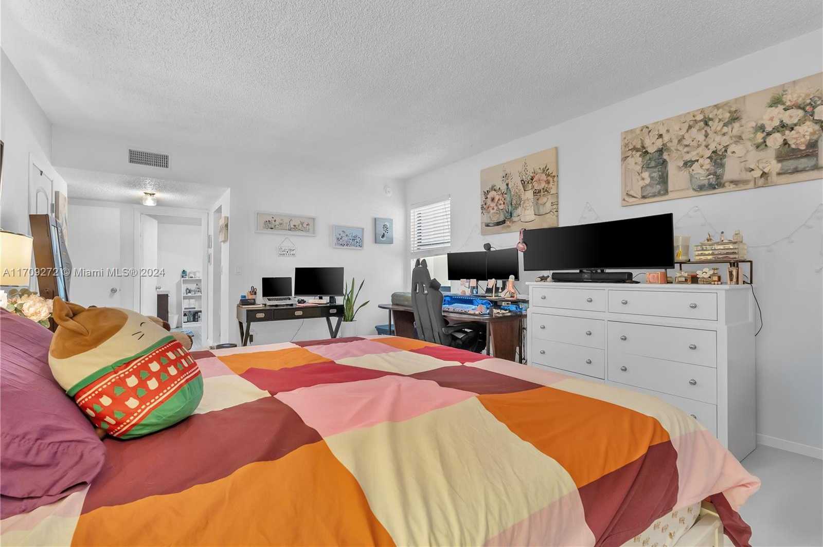 Small Image of 491 Ives Dairy Rd, Miami, FL 33179, USA Number 10