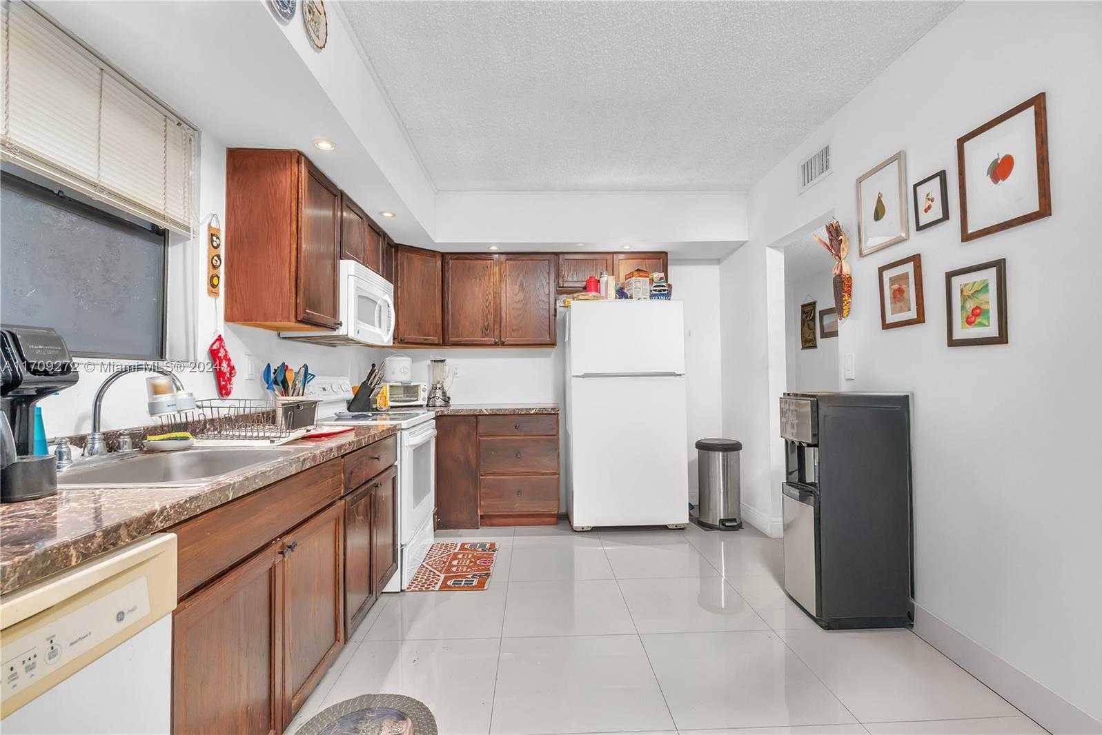 Small Image of 491 Ives Dairy Rd, Miami, FL 33179, USA Number 16