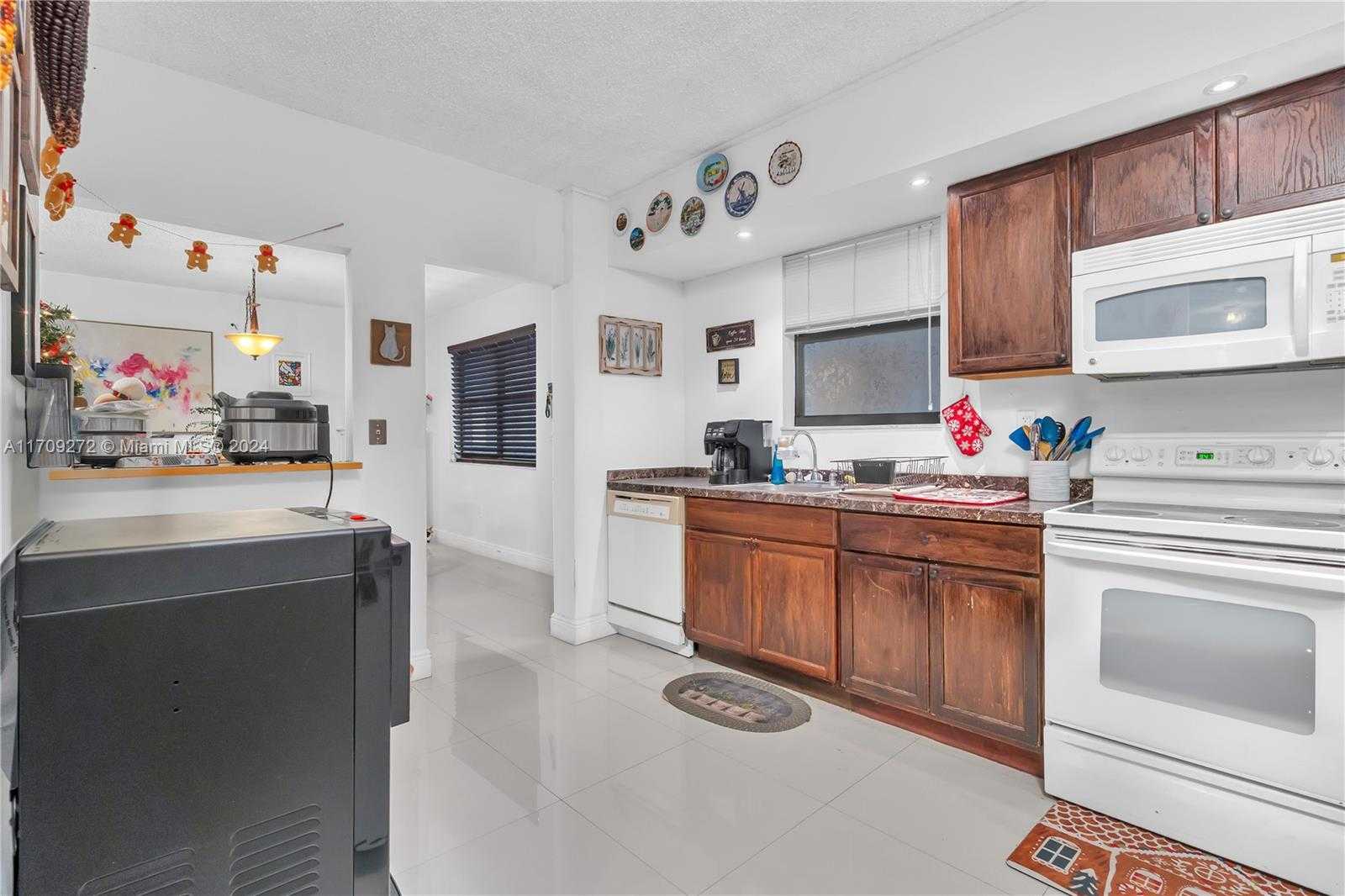 Small Image of 491 Ives Dairy Rd, Miami, FL 33179, USA Number 17
