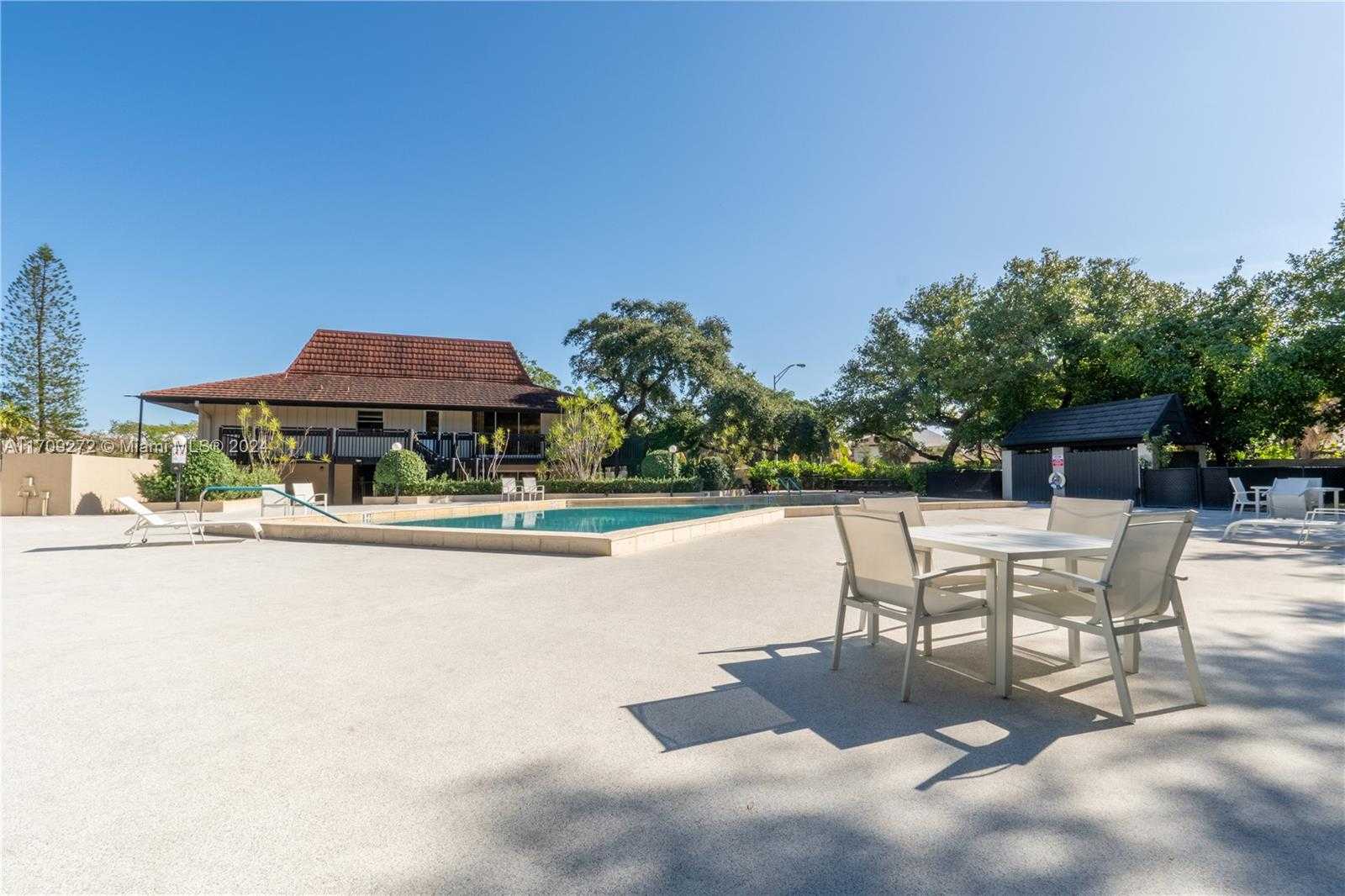 Small Image of 491 Ives Dairy Rd, Miami, FL 33179, USA Number 21