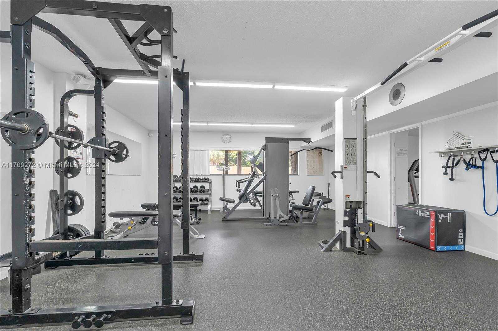 Small Image of 491 Ives Dairy Rd, Miami, FL 33179, USA Number 22