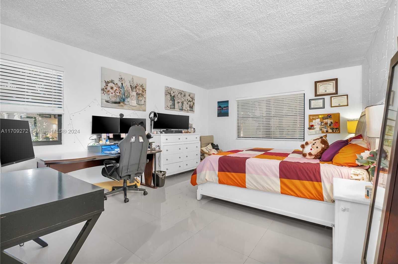 Small Image of 491 Ives Dairy Rd, Miami, FL 33179, USA Number 9