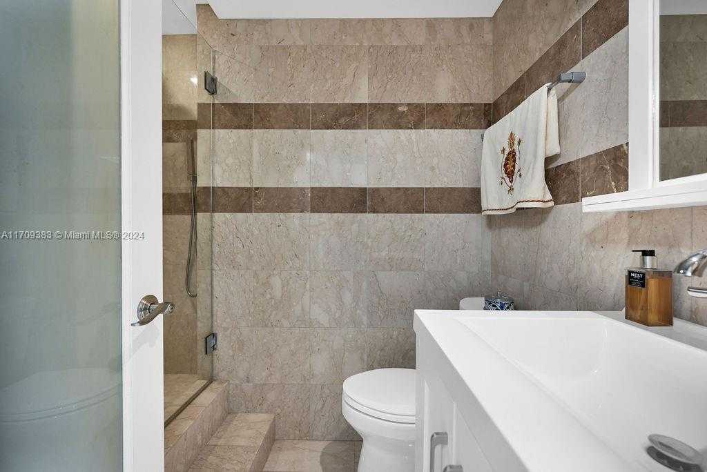 Small Image of 5601 Collins Ave, Miami Beach, FL 33140, USA Number 10