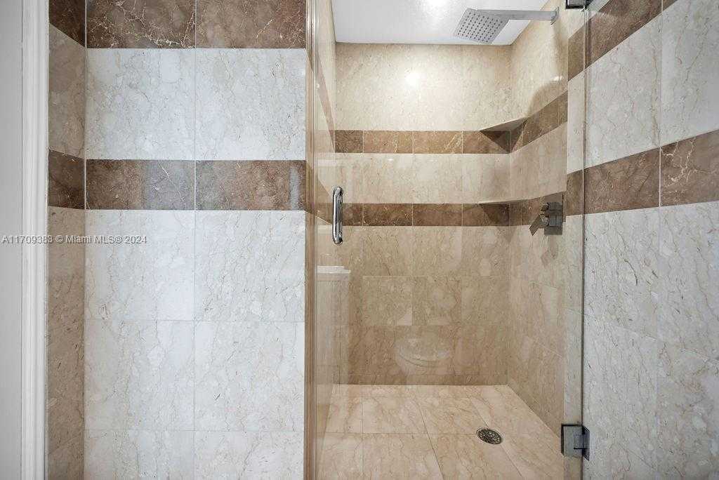 Small Image of 5601 Collins Ave, Miami Beach, FL 33140, USA Number 11