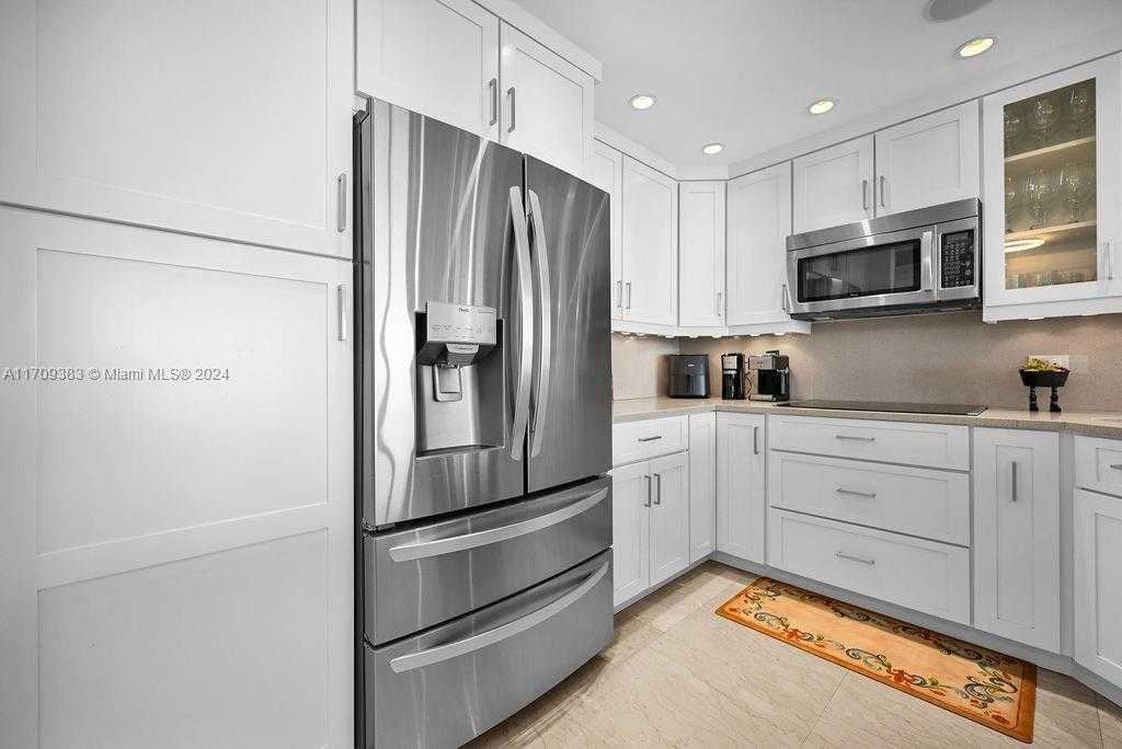 Small Image of 5601 Collins Ave, Miami Beach, FL 33140, USA Number 3