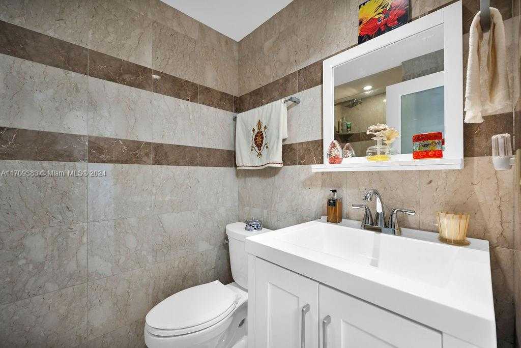 Small Image of 5601 Collins Ave, Miami Beach, FL 33140, USA Number 9