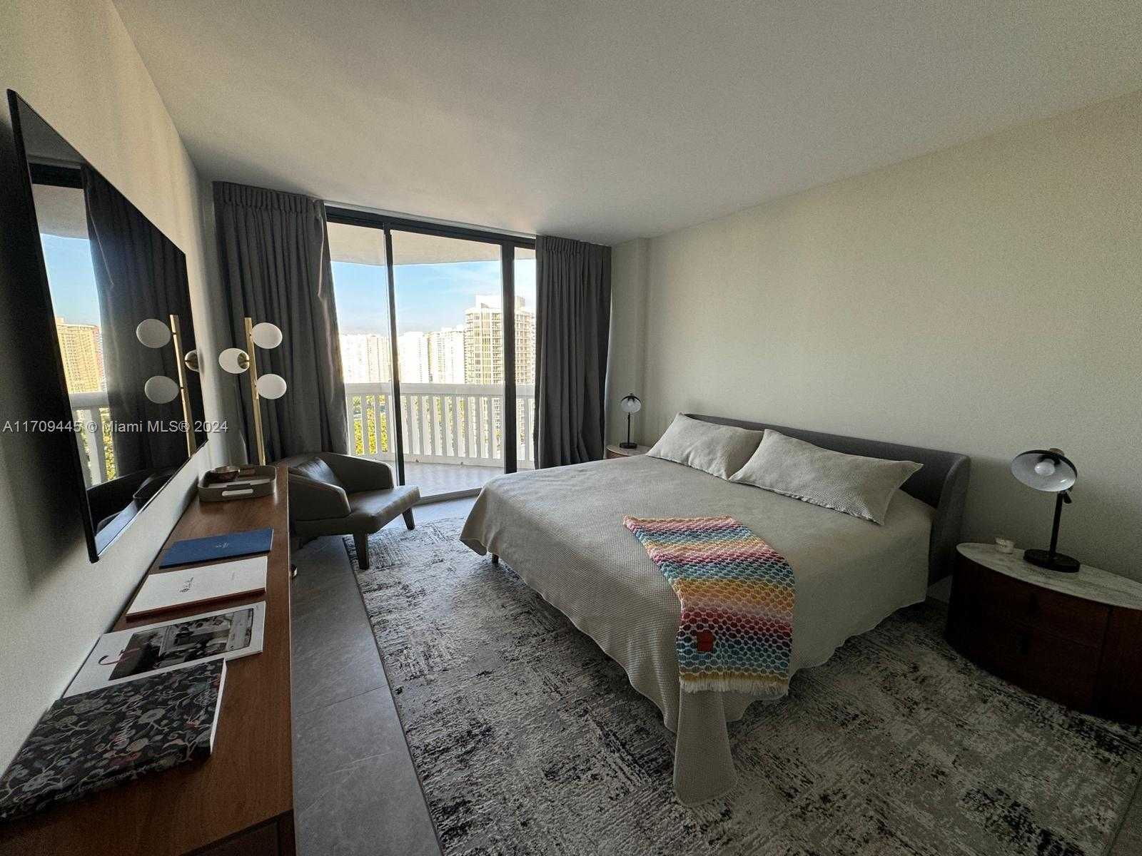 Small Image of 2000 ISLAND BLVD #2404, Aventura Number 16