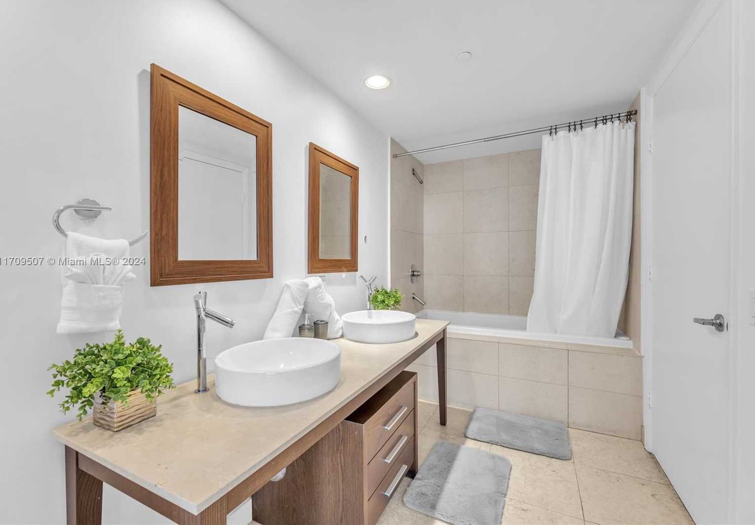 Small Image of 485 BRICKELL AVE #2503, Miami Number 13