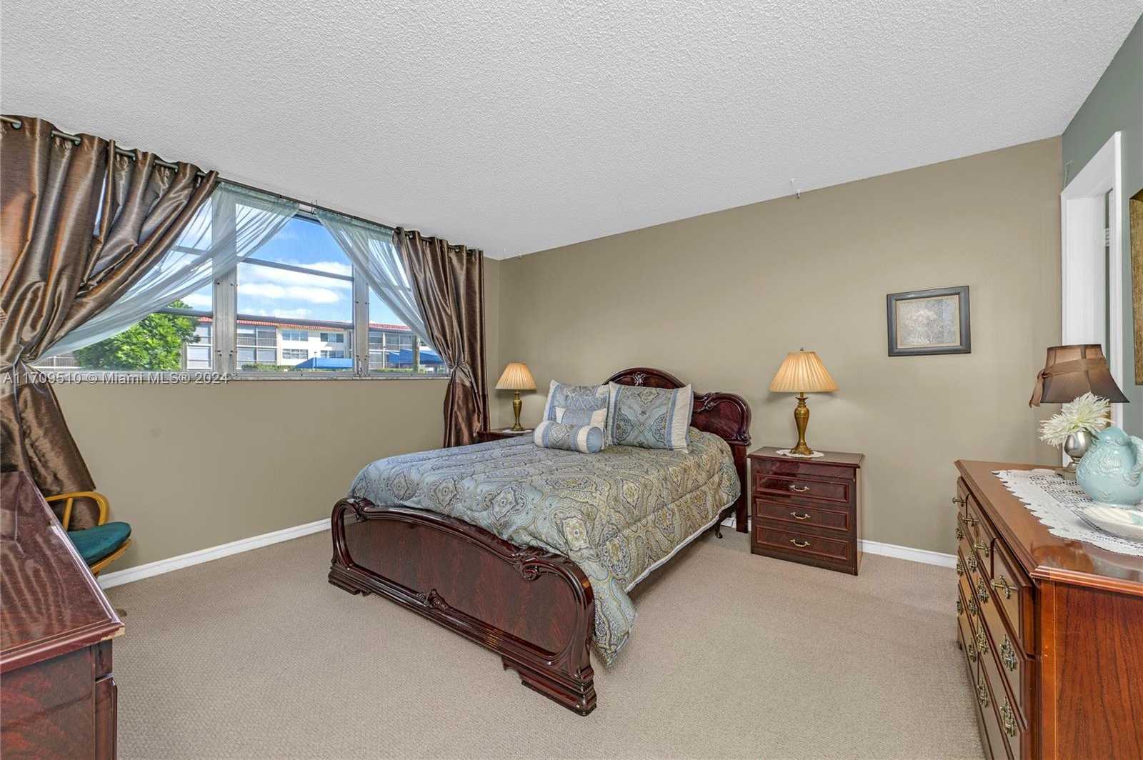 Small Image of 9800 NORTH HOLLYBROOK LAKE DR #109, Pembroke Pines Number 11