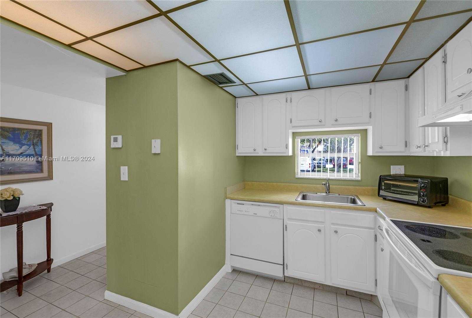 Small Image of 9800 NORTH HOLLYBROOK LAKE DR #109, Pembroke Pines Number 4