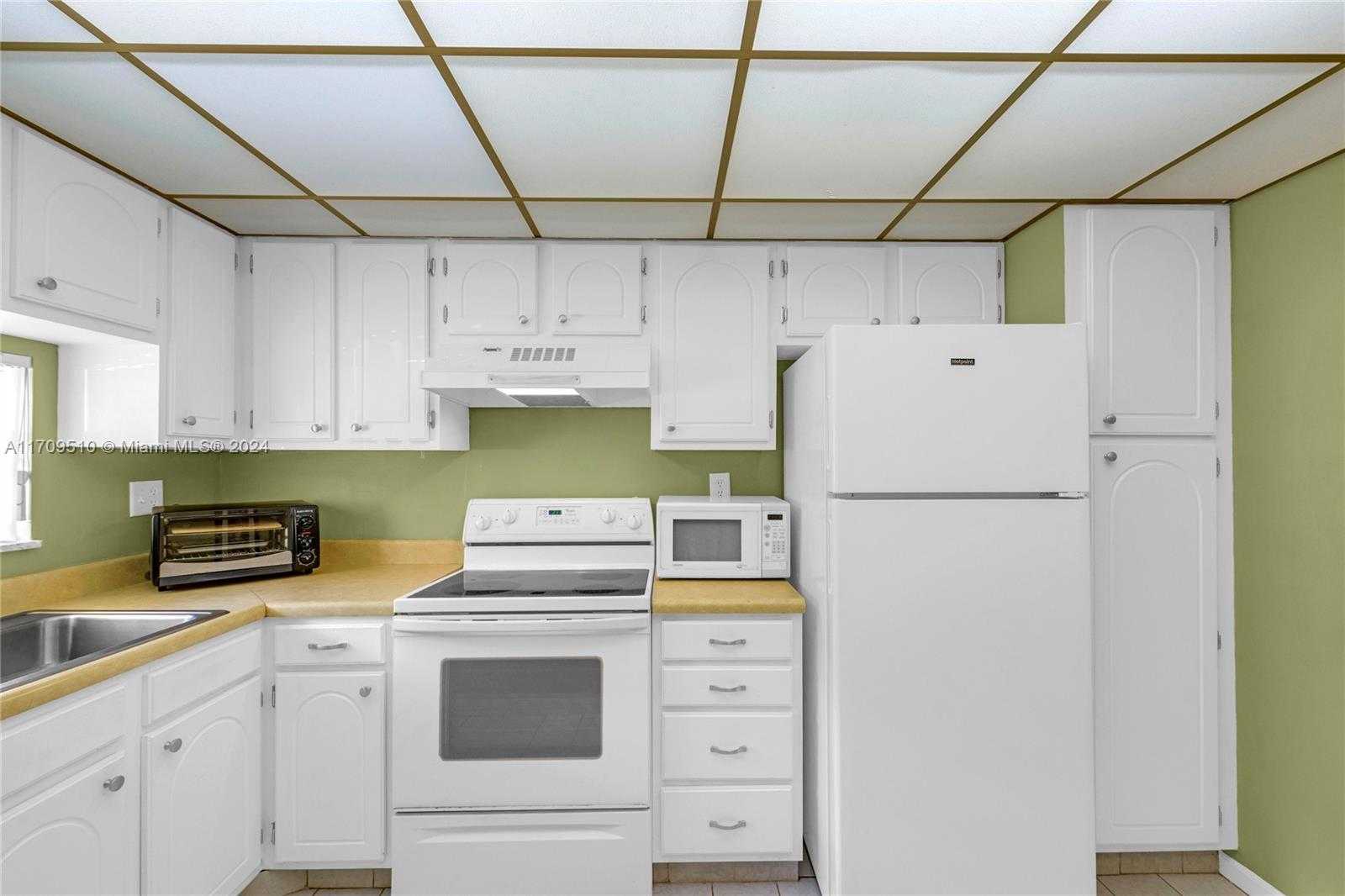 Small Image of 9800 NORTH HOLLYBROOK LAKE DR #109, Pembroke Pines Number 5