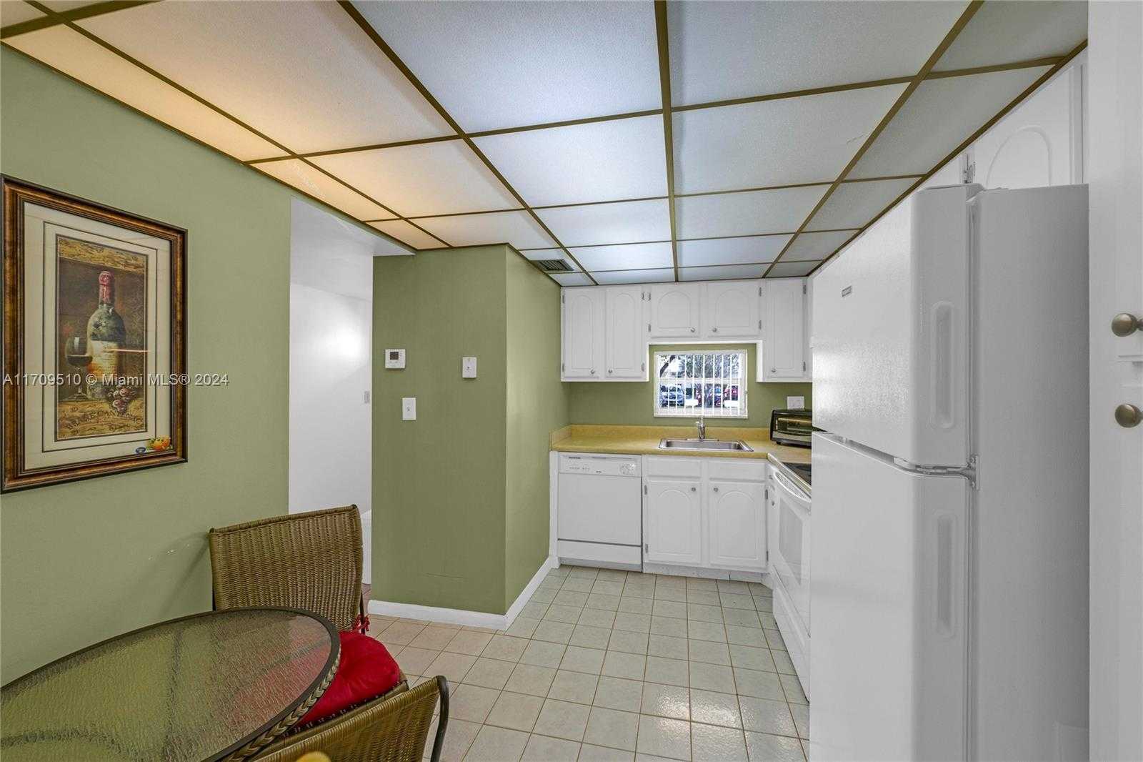 Small Image of 9800 NORTH HOLLYBROOK LAKE DR #109, Pembroke Pines Number 6