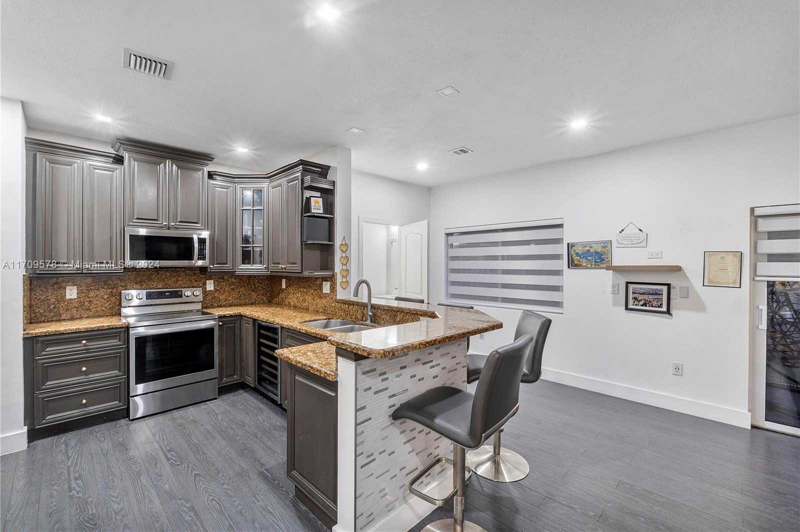Small Image of 10307 SOUTH WEST 20TH ST, Miramar Number 4