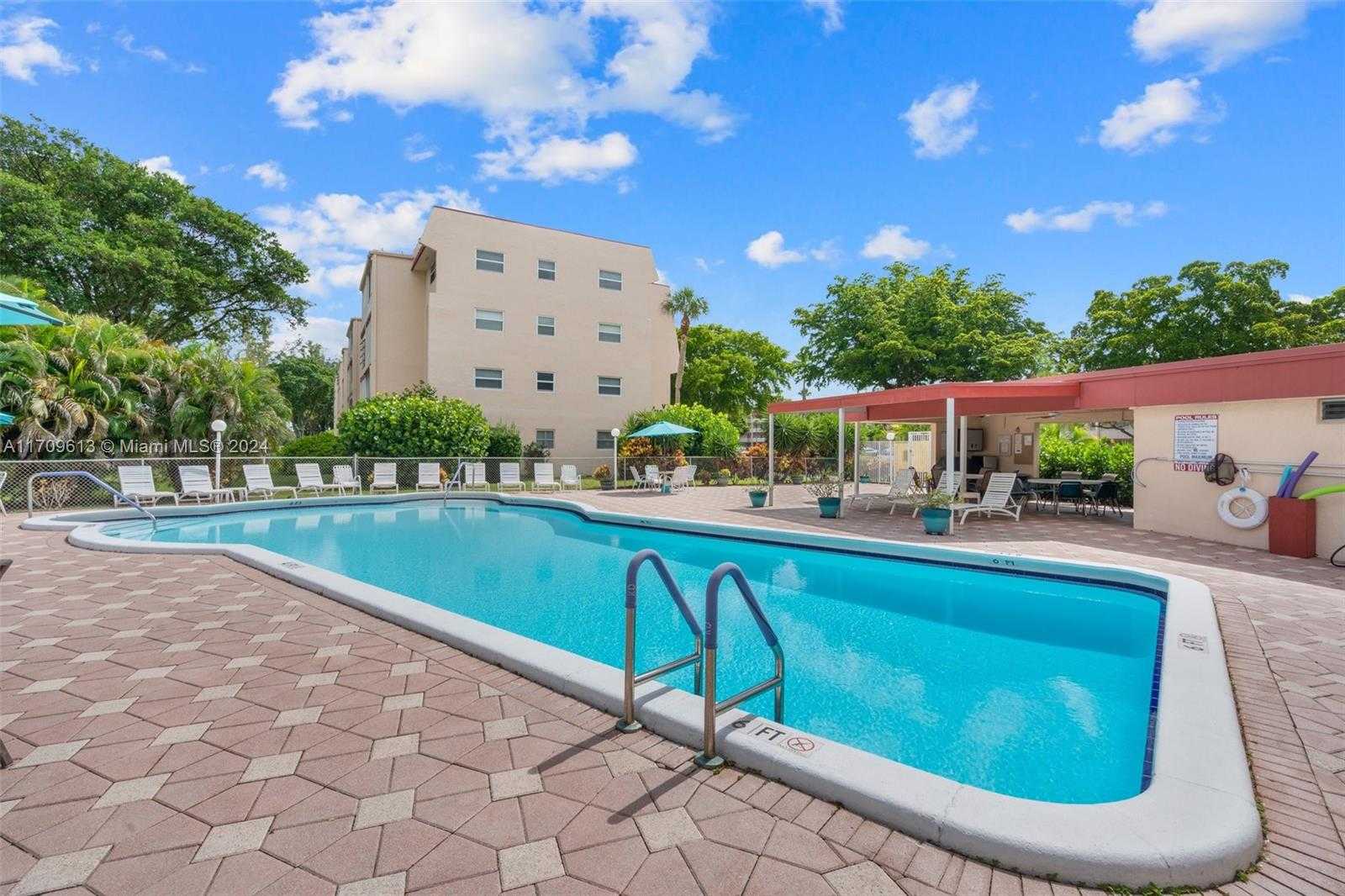 Small Image of 1045 COUNTRY CLUB DR #402, Margate Number 19