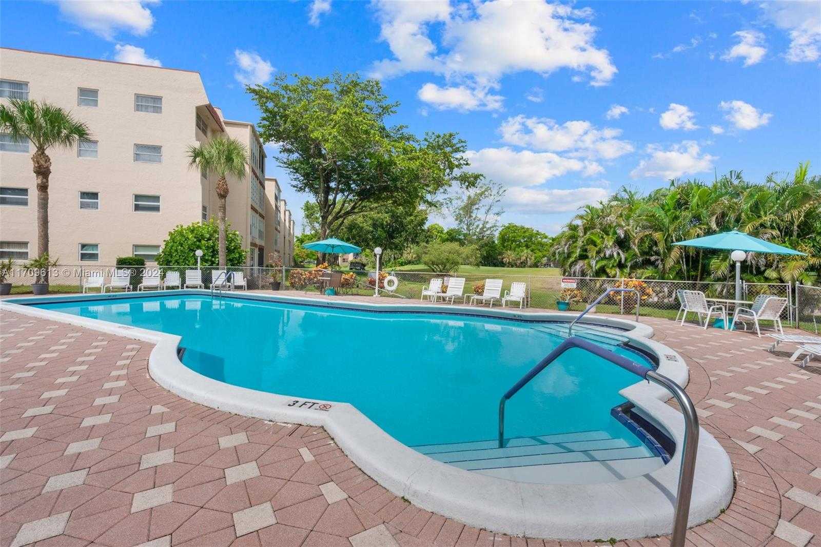 Small Image of 1045 COUNTRY CLUB DR #402, Margate Number 2
